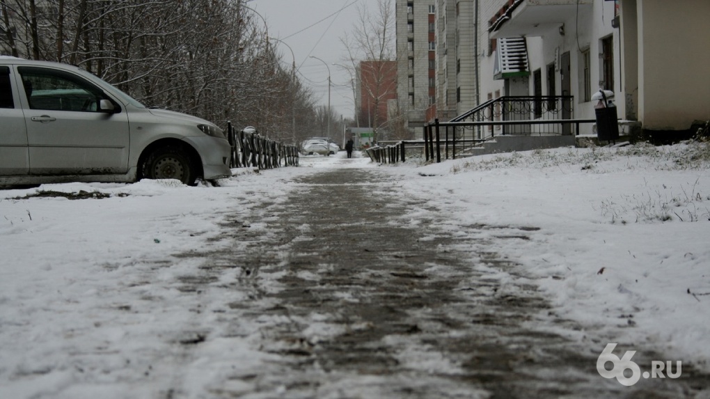 Свердловскую область накрыл снегопад. Видео