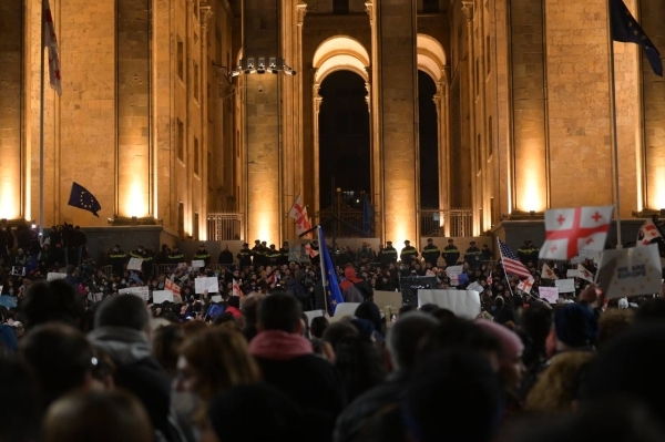 Протестующие дали властям Грузии час на отзыв проекта об иноагентах