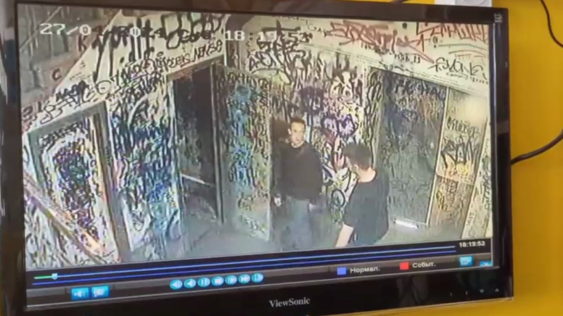 В Саратове двое молодых людей пытались пробить дверь в кладовку бывшего кинотеатра Победа