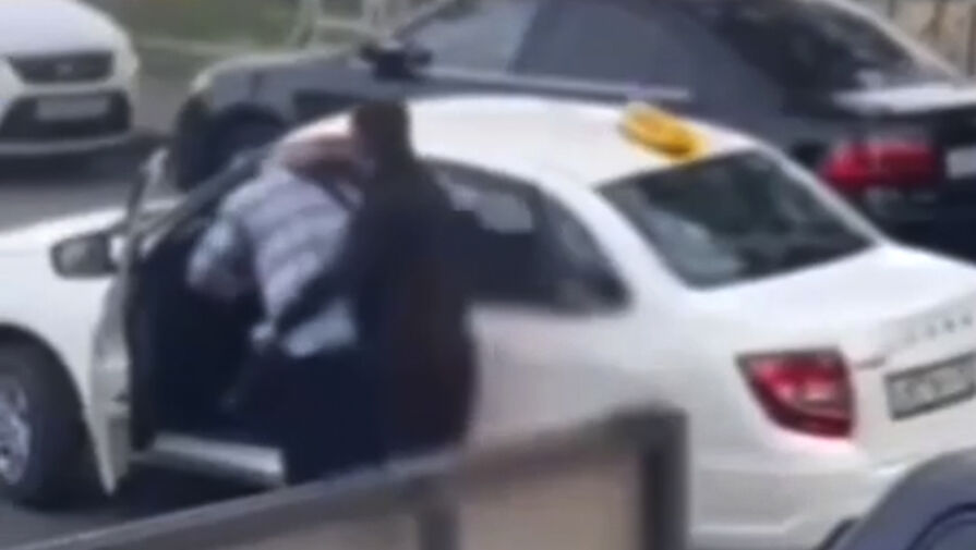 Краснодарец со спины ударил пожилого таксиста в голову и попал на видео