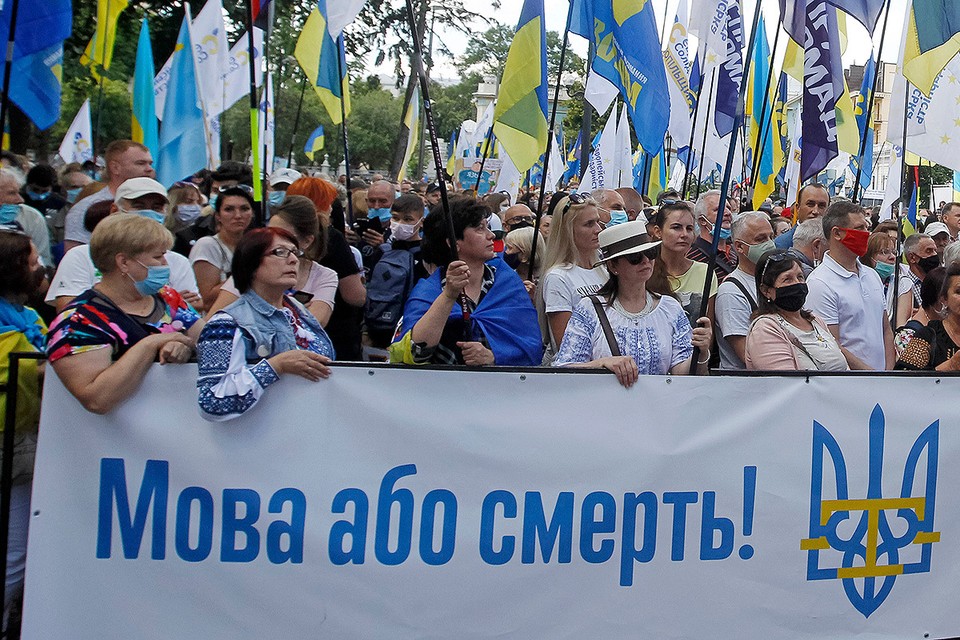 Доносы, увольнения и полная зачистка эфира: На Украине радостно улюлюкают тотальному уничтожению русского языка